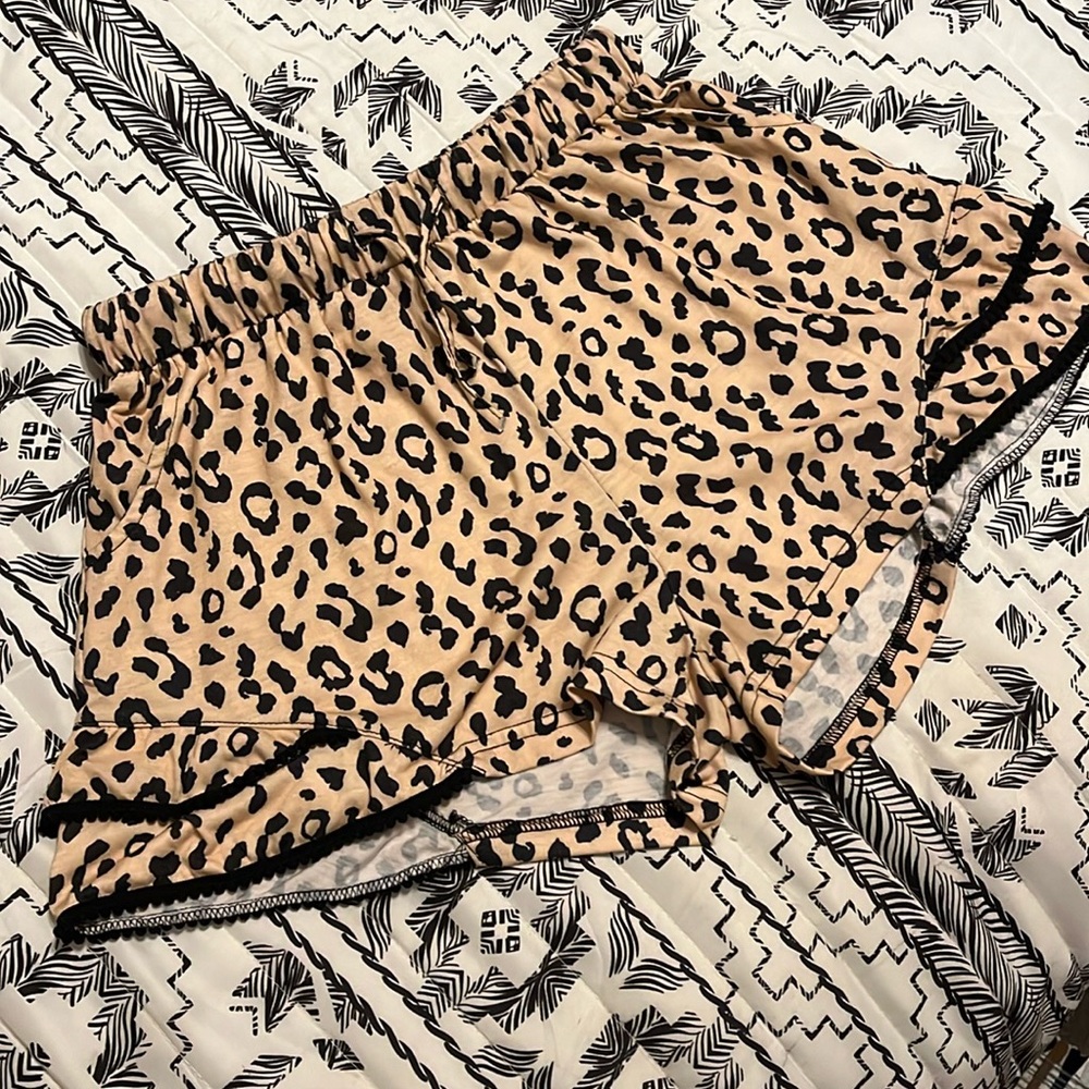 G&E Grace & Emma Leopard Print Shorts Size S - image 1